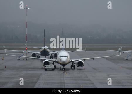 Des avions Ryanair ont été vus au sol à l'aéroport international de Cracovie-Balice, pendant la pandémie. Le dimanche, 13 décembre 2020, à l'aéroport international de Cracovie-Balice, Cracovie, Pologne. (Photo par Artur Widak/NurPhoto) Banque D'Images