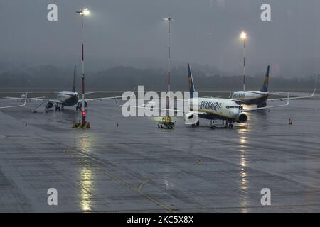 Des avions Ryanair ont été vus au sol à l'aéroport international de Cracovie-Balice, pendant la pandémie. Le dimanche, 13 décembre 2020, à l'aéroport international de Cracovie-Balice, Cracovie, Pologne. (Photo par Artur Widak/NurPhoto) Banque D'Images