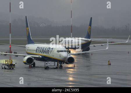 Des avions Ryanair ont été vus au sol à l'aéroport international de Cracovie-Balice, pendant la pandémie. Le dimanche, 13 décembre 2020, à l'aéroport international de Cracovie-Balice, Cracovie, Pologne. (Photo par Artur Widak/NurPhoto) Banque D'Images