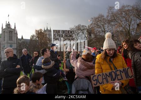 Des manifestants anti-vaccination se rassemblent sur la place du Parlement, à Londres, au Royaume-Uni, sur 14 décembre 2020. (Photo de Kiki Streitberger/NurPhoto) Banque D'Images