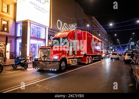 Une vue générale du camion de Noël par Coca Cola pour Natale Degli Alberi dans Corso Buenos Aires sur 07 décembre 2020 à Milan, Italie. (Photo par Alessandro Bremec/NurPhoto) Banque D'Images