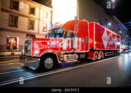 Une vue générale du camion de Noël par Coca Cola pour Natale Degli Alberi dans Corso Buenos Aires sur 07 décembre 2020 à Milan, Italie. (Photo par Alessandro Bremec/NurPhoto) Banque D'Images