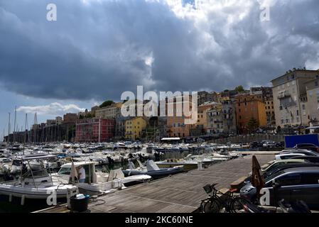 BASTIA, CORSE, FRANCE; 17 août 2020: Les nuages orageux au-dessus du port de Bastia, Corse, France Banque D'Images