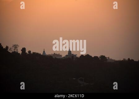 Paysage de collines de crépuscule avec l'ashram de pilote Baba vu de Sipadol Height, Bhaktapur, Népal mercredi, 16 décembre 2020. (Photo de Narayan Maharajan/NurPhoto) Banque D'Images