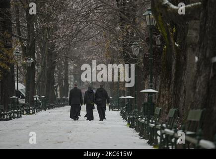 Trois prêtres marchant dans le parc Planty enneigé du centre-ville de Cracovie. Jeudi, 10 décembre 2020, à Cracovie, en Pologne. (Photo par Artur Widak/NurPhoto) Banque D'Images