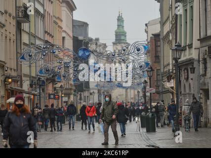 Décorations de Noël dans la rue Grodzka, dans la vieille ville de Cracovie. Samedi, 12 décembre 2020, à Cracovie, en Pologne. (Photo par Artur Widak/NurPhoto) Banque D'Images