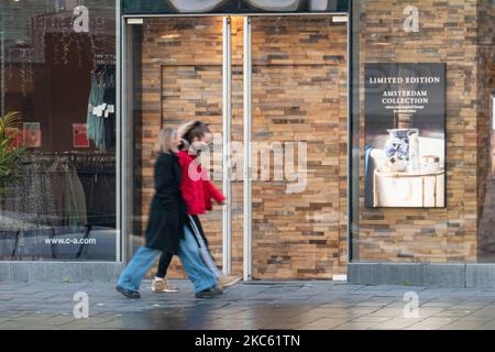 Fermeture de magasins aux pays-Bas pendant le nouveau confinement de cinq semaines, comme on l'a vu dans la ville d'Eindhoven. La vie quotidienne dans la zone commerciale, le centre commercial et les places de la ville d'Eindhoven. Le Premier ministre des pays-Bas, Mark Rutte, a annoncé plus tôt cette semaine les nouvelles mesures contre la propagation du virus Covid-19. Le gouvernement néerlandais a imposé les nouvelles mesures de confinement pour lutter contre la deuxième vague de la pandémie du coronavirus, en limitant les rassemblements mais en fermant également les magasins. Tous les lieux publics, y compris les garderies, les salles de gym, les piscines, les musées, les zoos, cinémas, coiffeurs, salons de beauté, marchés publics et non-ess Banque D'Images