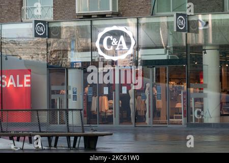 Présentation et entrée de la boutique de vêtements C&A. Fermeture de magasins aux pays-Bas pendant le nouveau confinement de cinq semaines, comme on l'a vu dans la ville d'Eindhoven. La vie quotidienne dans la zone commerciale, le centre commercial et les places de la ville d'Eindhoven. Le Premier ministre des pays-Bas, Mark Rutte, a annoncé plus tôt cette semaine les nouvelles mesures contre la propagation du virus Covid-19. Le gouvernement néerlandais a imposé les nouvelles mesures de confinement pour lutter contre la deuxième vague de la pandémie du coronavirus, en limitant les rassemblements mais en fermant également les magasins. Tous les lieux publics, y compris les garderies, les salles de gym, les piscines, les musées, les zoos, cinémas, h Banque D'Images