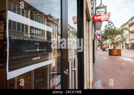 Levi's fermé avec panneau Désolé sur l'exposition de verre aux pays-Bas pendant le nouveau confinement de cinq semaines comme vu dans la ville d'Eindhoven. La vie quotidienne dans la zone commerciale, le centre commercial et les places de la ville d'Eindhoven. Le Premier ministre des pays-Bas, Mark Rutte, a annoncé plus tôt cette semaine les nouvelles mesures contre la propagation du virus Covid-19. Le gouvernement néerlandais a imposé les nouvelles mesures de confinement pour lutter contre la deuxième vague de la pandémie du coronavirus, en limitant les rassemblements mais en fermant également les magasins. Tous les lieux publics, y compris les garderies, les salles de gym, les piscines, les musées, les zoos, cinémas, coiffeurs Banque D'Images