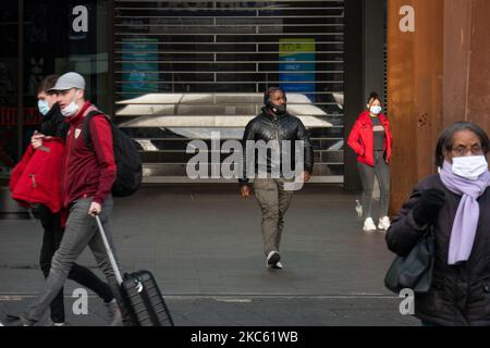 Fermeture de magasins aux pays-Bas pendant le nouveau confinement de cinq semaines, comme on l'a vu dans la ville d'Eindhoven. La vie quotidienne dans la zone commerciale, le centre commercial et les places de la ville d'Eindhoven. Le Premier ministre des pays-Bas, Mark Rutte, a annoncé plus tôt cette semaine les nouvelles mesures contre la propagation du virus Covid-19. Le gouvernement néerlandais a imposé les nouvelles mesures de confinement pour lutter contre la deuxième vague de la pandémie du coronavirus, en limitant les rassemblements mais en fermant également les magasins. Tous les lieux publics, y compris les garderies, les salles de gym, les piscines, les musées, les zoos, cinémas, coiffeurs, salons de beauté, marchés publics et non-ess Banque D'Images