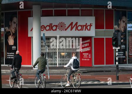 Media Markt Shop vu avec l'entrée fermée pendant le nouveau confinement. Fermeture de magasins aux pays-Bas pendant le nouveau confinement de cinq semaines, comme on l'a vu dans la ville d'Eindhoven. La vie quotidienne dans la zone commerciale, le centre commercial et les places de la ville d'Eindhoven. Le Premier ministre des pays-Bas, Mark Rutte, a annoncé plus tôt cette semaine les nouvelles mesures contre la propagation du virus Covid-19. Le gouvernement néerlandais a imposé les nouvelles mesures de confinement pour lutter contre la deuxième vague de la pandémie du coronavirus, en limitant les rassemblements mais en fermant également les magasins. Tous les lieux publics, y compris les garderies, les salles de gym, les piscines et les bains de muse Banque D'Images