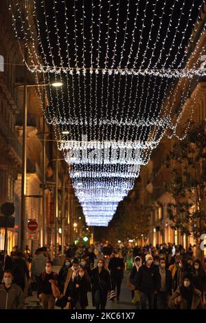 Les gens affluent dans l'une des rues principales de Toulouse. Malgré la pandémie de Covid-19 et le couvre-feu, les gens apprécient les décorations de Noël et font du shopping dans les boutiques décorées pour Noël. La mairie de toulouse, le Capitole et la place du Capitole sont décorés et éclairés. Toulouse. France. 16 décembre 2020. (Photo d'Alain Pitton/NurPhoto) Banque D'Images
