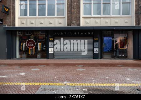 Fermeture de magasins aux pays-Bas pendant le nouveau confinement de cinq semaines, comme on l'a vu dans la ville d'Eindhoven. La vie quotidienne dans la zone commerciale, le centre commercial et les places de la ville d'Eindhoven. Le Premier ministre des pays-Bas, Mark Rutte, a annoncé plus tôt cette semaine les nouvelles mesures contre la propagation du virus Covid-19. Le gouvernement néerlandais a imposé les nouvelles mesures de confinement pour lutter contre la deuxième vague de la pandémie du coronavirus, en limitant les rassemblements mais en fermant également les magasins. Tous les lieux publics, y compris les garderies, les salles de gym, les piscines, les musées, les zoos, cinémas, coiffeurs, salons de beauté, marchés publics et non-ess Banque D'Images