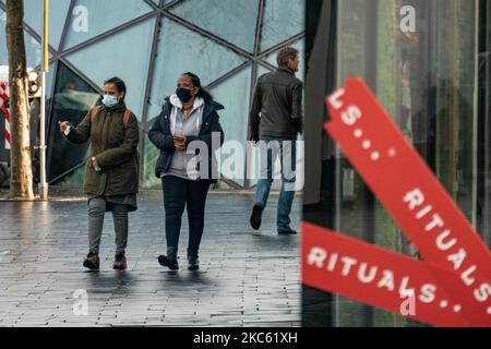 Fermeture de magasins aux pays-Bas pendant le nouveau confinement de cinq semaines, comme on l'a vu dans la ville d'Eindhoven. La vie quotidienne dans la zone commerciale, le centre commercial et les places de la ville d'Eindhoven. Le Premier ministre des pays-Bas, Mark Rutte, a annoncé plus tôt cette semaine les nouvelles mesures contre la propagation du virus Covid-19. Le gouvernement néerlandais a imposé les nouvelles mesures de confinement pour lutter contre la deuxième vague de la pandémie du coronavirus, en limitant les rassemblements mais en fermant également les magasins. Tous les lieux publics, y compris les garderies, les salles de gym, les piscines, les musées, les zoos, cinémas, coiffeurs, salons de beauté, marchés publics et non-ess Banque D'Images