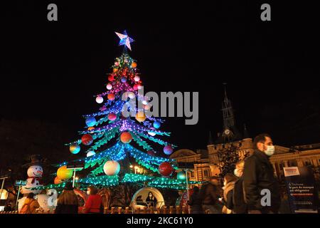 Un joyeux tour comme un arbre de noël. Malgré la pandémie Covid-19 et avant le couvre-feu à 8pm, les gens aiment les décorations de Noël et font du shopping dans les boutiques décorées pour Noël. La mairie de toulouse, le Capitole et la place du Capitole sont décorés et éclairés. Toulouse. France. 16 décembre 2020 (photo d'Alain Pitton/NurPhoto) Banque D'Images