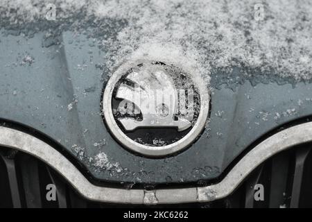 Un logo Skoda visible sur une voiture garée dans le centre-ville de Cracovie. Jeudi, 10 décembre 2020, à Cracovie, en Pologne. (Photo par Artur Widak/NurPhoto) Banque D'Images