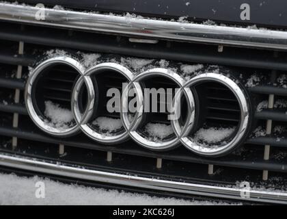 Un logo AUDI visible sur une voiture garée dans le centre-ville de Cracovie. Jeudi, 10 décembre 2020, à Cracovie, en Pologne. (Photo par Artur Widak/NurPhoto) Banque D'Images