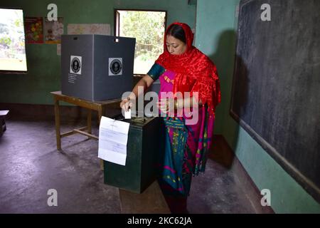 Une femme vote pour l'élection du Conseil autonome de Tiwa en 2020, dans un bureau de vote du district de Nagaon, dans l'État d'Assam, en Inde, au nord-est du pays, en décembre 17,2020 (photo d'Anuwar Hazarika/NurPhoto) Banque D'Images