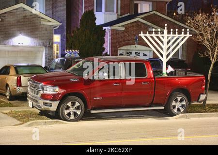 Menorah géante attachée à un camion pendant la fête juive de Hanukkah (Hanoukah) à Toronto, Ontario, Canada sur 15 décembre 2020. La ville de Toronto a été mise en quarantaine en raison de l'augmentation des cas de COVID-19 au cours des dernières semaines. Aujourd'hui, la province de l'Ontario a signalé 2 275 nouveaux cas de COVID-19 aujourd'hui, établissant un nouveau record d'une journée pour les cas quotidiens signalés dans une période de 24 heures depuis le début de la pandémie. (Photo de Creative Touch Imaging Ltd./NurPhoto) Banque D'Images