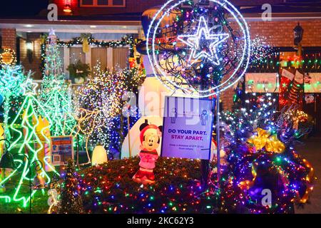 Exposition de la lumière de Noël à l'extérieur d'une maison pendant la pandémie du nouveau coronavirus (COVID-19) à Toronto, Ontario, Canada, on 15 décembre 2020. La ville de Toronto a été mise en quarantaine en raison de l'augmentation des cas de COVID-19 au cours des dernières semaines. Aujourd'hui, la province de l'Ontario a signalé 2 275 nouveaux cas de COVID-19 aujourd'hui, établissant un nouveau record d'une journée pour les cas quotidiens signalés dans une période de 24 heures depuis le début de la pandémie. (Photo de Creative Touch Imaging Ltd./NurPhoto) Banque D'Images