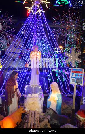 Avis d'une scène de nativité informant les visiteurs des mesures à prendre pour les protéger contre le nouveau coronavirus (COVID-19) lors d'une exposition de lumière de Noël à l'extérieur d'une maison à Toronto, Ontario, Canada, sur 15 décembre 2020. La ville de Toronto a été mise en quarantaine en raison de l'augmentation des cas de COVID-19 au cours des dernières semaines. Aujourd'hui, la province de l'Ontario a signalé 2 275 nouveaux cas de COVID-19 aujourd'hui, établissant un nouveau record d'une journée pour les cas quotidiens signalés dans une période de 24 heures depuis le début de la pandémie. (Photo de Creative Touch Imaging Ltd./NurPhoto) Banque D'Images