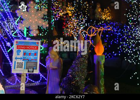 Avis d'une scène de nativité informant les visiteurs des mesures à prendre pour les protéger contre le nouveau coronavirus (COVID-19) lors d'une exposition de lumière de Noël à l'extérieur d'une maison à Toronto, Ontario, Canada, sur 15 décembre 2020. La ville de Toronto a été mise en quarantaine en raison de l'augmentation des cas de COVID-19 au cours des dernières semaines. Aujourd'hui, la province de l'Ontario a signalé 2 275 nouveaux cas de COVID-19 aujourd'hui, établissant un nouveau record d'une journée pour les cas quotidiens signalés dans une période de 24 heures depuis le début de la pandémie. (Photo de Creative Touch Imaging Ltd./NurPhoto) Banque D'Images