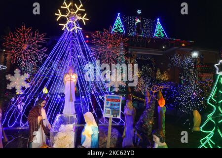 Avis d'une scène de nativité informant les visiteurs des mesures à prendre pour les protéger contre le nouveau coronavirus (COVID-19) lors d'une exposition de lumière de Noël à l'extérieur d'une maison à Toronto, Ontario, Canada, sur 15 décembre 2020. La ville de Toronto a été mise en quarantaine en raison de l'augmentation des cas de COVID-19 au cours des dernières semaines. Aujourd'hui, la province de l'Ontario a signalé 2 275 nouveaux cas de COVID-19 aujourd'hui, établissant un nouveau record d'une journée pour les cas quotidiens signalés dans une période de 24 heures depuis le début de la pandémie. (Photo de Creative Touch Imaging Ltd./NurPhoto) Banque D'Images