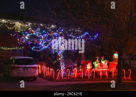 Exposition de la lumière de Noël à l'extérieur d'une maison pendant la pandémie du nouveau coronavirus (COVID-19) à Toronto, Ontario, Canada, on 15 décembre 2020. La ville de Toronto a été mise en quarantaine en raison de l'augmentation des cas de COVID-19 au cours des dernières semaines. Aujourd'hui, la province de l'Ontario a signalé 2 275 nouveaux cas de COVID-19 aujourd'hui, établissant un nouveau record d'une journée pour les cas quotidiens signalés dans une période de 24 heures depuis le début de la pandémie. (Photo de Creative Touch Imaging Ltd./NurPhoto) Banque D'Images