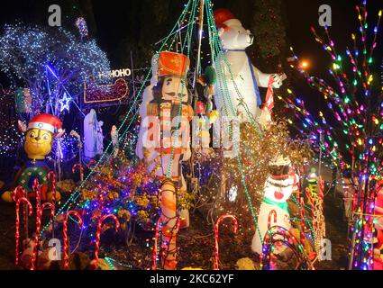 Exposition de la lumière de Noël à l'extérieur d'une maison pendant la pandémie du nouveau coronavirus (COVID-19) à Toronto, Ontario, Canada, on 15 décembre 2020. La ville de Toronto a été mise en quarantaine en raison de l'augmentation des cas de COVID-19 au cours des dernières semaines. Aujourd'hui, la province de l'Ontario a signalé 2 275 nouveaux cas de COVID-19 aujourd'hui, établissant un nouveau record d'une journée pour les cas quotidiens signalés dans une période de 24 heures depuis le début de la pandémie. (Photo de Creative Touch Imaging Ltd./NurPhoto) Banque D'Images