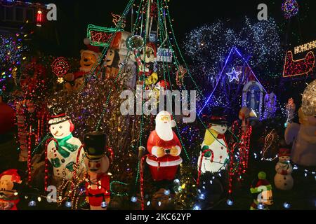 Exposition de la lumière de Noël à l'extérieur d'une maison pendant la pandémie du nouveau coronavirus (COVID-19) à Toronto, Ontario, Canada, on 15 décembre 2020. La ville de Toronto a été mise en quarantaine en raison de l'augmentation des cas de COVID-19 au cours des dernières semaines. Aujourd'hui, la province de l'Ontario a signalé 2 275 nouveaux cas de COVID-19 aujourd'hui, établissant un nouveau record d'une journée pour les cas quotidiens signalés dans une période de 24 heures depuis le début de la pandémie. (Photo de Creative Touch Imaging Ltd./NurPhoto) Banque D'Images