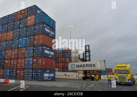 Une piste est chargée dans un dépôt de conteneurs au port de Dublin. Jeudi, 17 décembre 2020, à Dublin, Irlande. (Photo par Artur Widak/NurPhoto) Banque D'Images