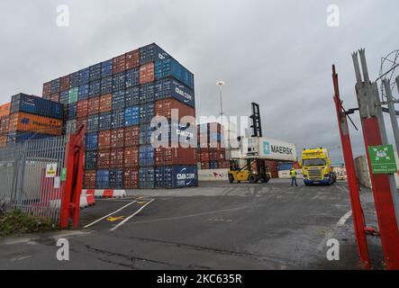 Une piste est chargée dans un dépôt de conteneurs au port de Dublin. Jeudi, 17 décembre 2020, à Dublin, Irlande. (Photo par Artur Widak/NurPhoto) Banque D'Images