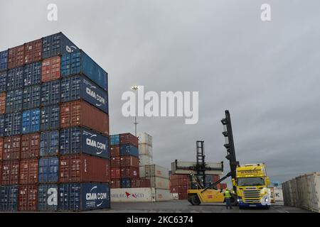 Une piste est chargée dans un dépôt de conteneurs au port de Dublin. Jeudi, 17 décembre 2020, à Dublin, Irlande. (Photo par Artur Widak/NurPhoto) Banque D'Images