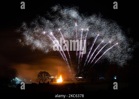 Killéarn, Stirling, Écosse, Royaume-Uni. 4th novembre 2022. Spectaculaire feu d'artifice communautaire et feu de joie dans le village de Killén, Stirling, Écosse crédit: Kay Roxby/Alay Live News Banque D'Images