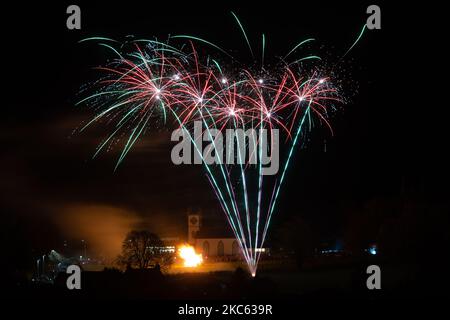 Killéarn, Stirling, Écosse, Royaume-Uni. 4th novembre 2022. Spectaculaire feu d'artifice communautaire et feu de joie dans le village de Killén, Stirling, Écosse crédit: Kay Roxby/Alay Live News Banque D'Images