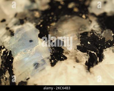 Moonstone avec inclusion de noir et arc-en-ciel Banque D'Images
