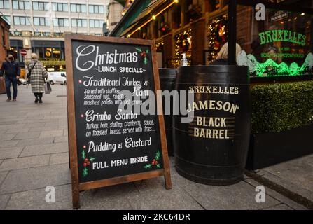 Une pension avec déjeuner spécial de Noël vu à l'extérieur du pub Bruxelles de Dublin. Vendredi, 18 décembre 2020, à Dublin, Irlande. (Photo par Artur Widak/NurPhoto) Banque D'Images