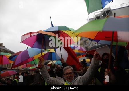 Les gens manifestent un front le Conseil d'Etat Palais Royal contre le projet de loi sur la sécurité mondiale, en particulier contre les articles qui visent à renforcer le contrôle des photos et vidéos des policiers sur les réseaux sociaux. Paris, France, 19 décembre 2020.(photo de Mehdi Taamallah/NurPhoto) Banque D'Images