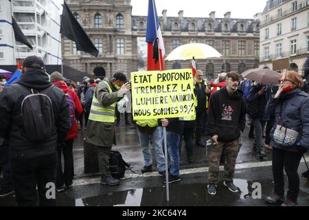 Les gens manifestent un front le Conseil d'Etat Palais Royal contre le projet de loi sur la sécurité mondiale, en particulier contre les articles qui visent à renforcer le contrôle des photos et vidéos des policiers sur les réseaux sociaux. Paris, France, 19 décembre 2020.(photo de Mehdi Taamallah/NurPhoto) Banque D'Images