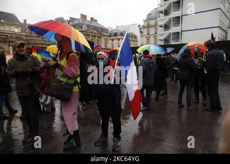 Les gens manifestent un front le Conseil d'Etat Palais Royal contre le projet de loi sur la sécurité mondiale, en particulier contre les articles qui visent à renforcer le contrôle des photos et vidéos des policiers sur les réseaux sociaux. Paris, France, 19 décembre 2020.(photo de Mehdi Taamallah/NurPhoto) Banque D'Images