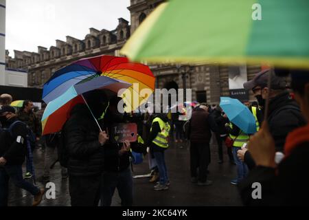 Les gens manifestent un front le Conseil d'Etat Palais Royal contre le projet de loi sur la sécurité mondiale, en particulier contre les articles qui visent à renforcer le contrôle des photos et vidéos des policiers sur les réseaux sociaux. Paris, France, 19 décembre 2020.(photo de Mehdi Taamallah/NurPhoto) Banque D'Images