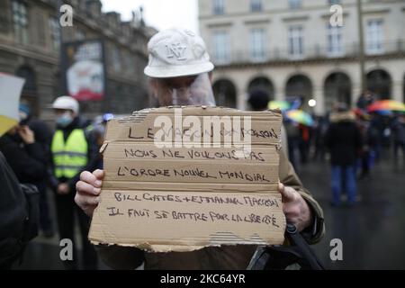 Les gens manifestent un front le Conseil d'Etat Palais Royal contre le projet de loi sur la sécurité mondiale, en particulier contre les articles qui visent à renforcer le contrôle des photos et vidéos des policiers sur les réseaux sociaux. Paris, France, 19 décembre 2020.(photo de Mehdi Taamallah/NurPhoto) Banque D'Images