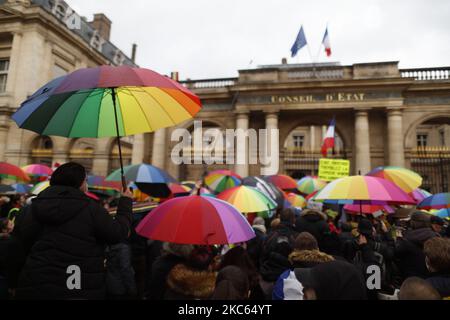 Les gens manifestent un front le Conseil d'Etat Palais Royal contre le projet de loi sur la sécurité mondiale, en particulier contre les articles qui visent à renforcer le contrôle des photos et vidéos des policiers sur les réseaux sociaux. Paris, France, 19 décembre 2020.(photo de Mehdi Taamallah/NurPhoto) Banque D'Images