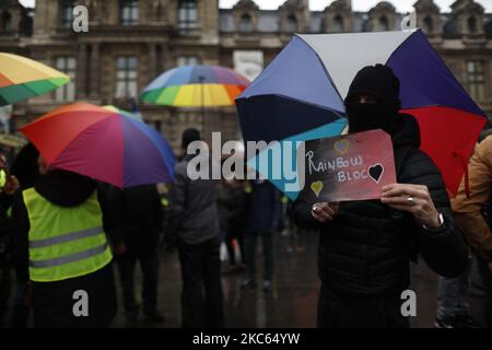 Les gens manifestent un front le Conseil d'Etat Palais Royal contre le projet de loi sur la sécurité mondiale, en particulier contre les articles qui visent à renforcer le contrôle des photos et vidéos des policiers sur les réseaux sociaux. Paris, France, 19 décembre 2020.(photo de Mehdi Taamallah/NurPhoto) Banque D'Images