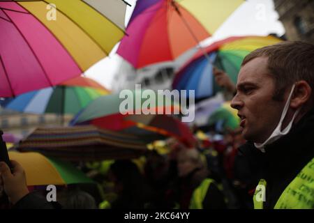 Les gens manifestent un front le Conseil d'Etat Palais Royal contre le projet de loi sur la sécurité mondiale, en particulier contre les articles qui visent à renforcer le contrôle des photos et vidéos des policiers sur les réseaux sociaux. Paris, France, 19 décembre 2020.(photo de Mehdi Taamallah/NurPhoto) Banque D'Images