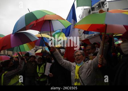 Les gens manifestent un front le Conseil d'Etat Palais Royal contre le projet de loi sur la sécurité mondiale, en particulier contre les articles qui visent à renforcer le contrôle des photos et vidéos des policiers sur les réseaux sociaux. Paris, France, 19 décembre 2020.(photo de Mehdi Taamallah/NurPhoto) Banque D'Images