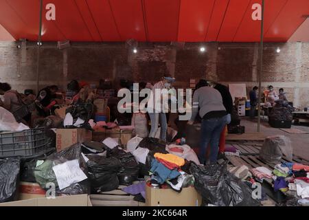 Des volontaires et des membres de la Communauté de Sant'Egidio au Mexique, organisent des vêtements à livrer aux populations de la rue et à risque, la veille de Noël à Mexico, pendant l'urgence sanitaire due à COVID-19 et le retour du feu rouge épidémiologique dans la capitale. (Photo de Gerardo Vieyra/NurPhoto) Banque D'Images