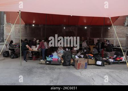 Des volontaires et des membres de la Communauté de Sant'Egidio au Mexique, organisent des vêtements à livrer aux populations de la rue et à risque, la veille de Noël à Mexico, pendant l'urgence sanitaire due à COVID-19 et le retour du feu rouge épidémiologique dans la capitale. (Photo de Gerardo Vieyra/NurPhoto) Banque D'Images