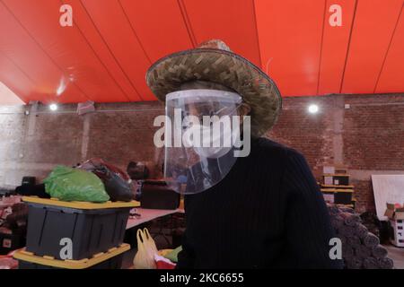 Des volontaires et des membres de la Communauté de Sant'Egidio au Mexique, organisent des vêtements à livrer aux populations de la rue et à risque, la veille de Noël à Mexico, pendant l'urgence sanitaire due à COVID-19 et le retour du feu rouge épidémiologique dans la capitale. (Photo de Gerardo Vieyra/NurPhoto) Banque D'Images