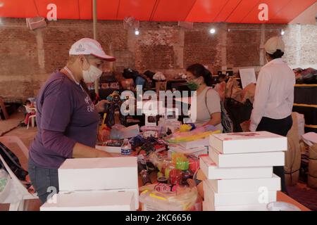 Volontaires et membres de la Communauté de Sant'Egidio au Mexique, emballer des jouets à livrer aux populations de la rue et à risque, le réveillon de Noël à Mexico, pendant l'urgence sanitaire due à COVID-19 et le retour du feu rouge de circulation épidémiologique dans la capitale. (Photo de Gerardo Vieyra/NurPhoto) Banque D'Images